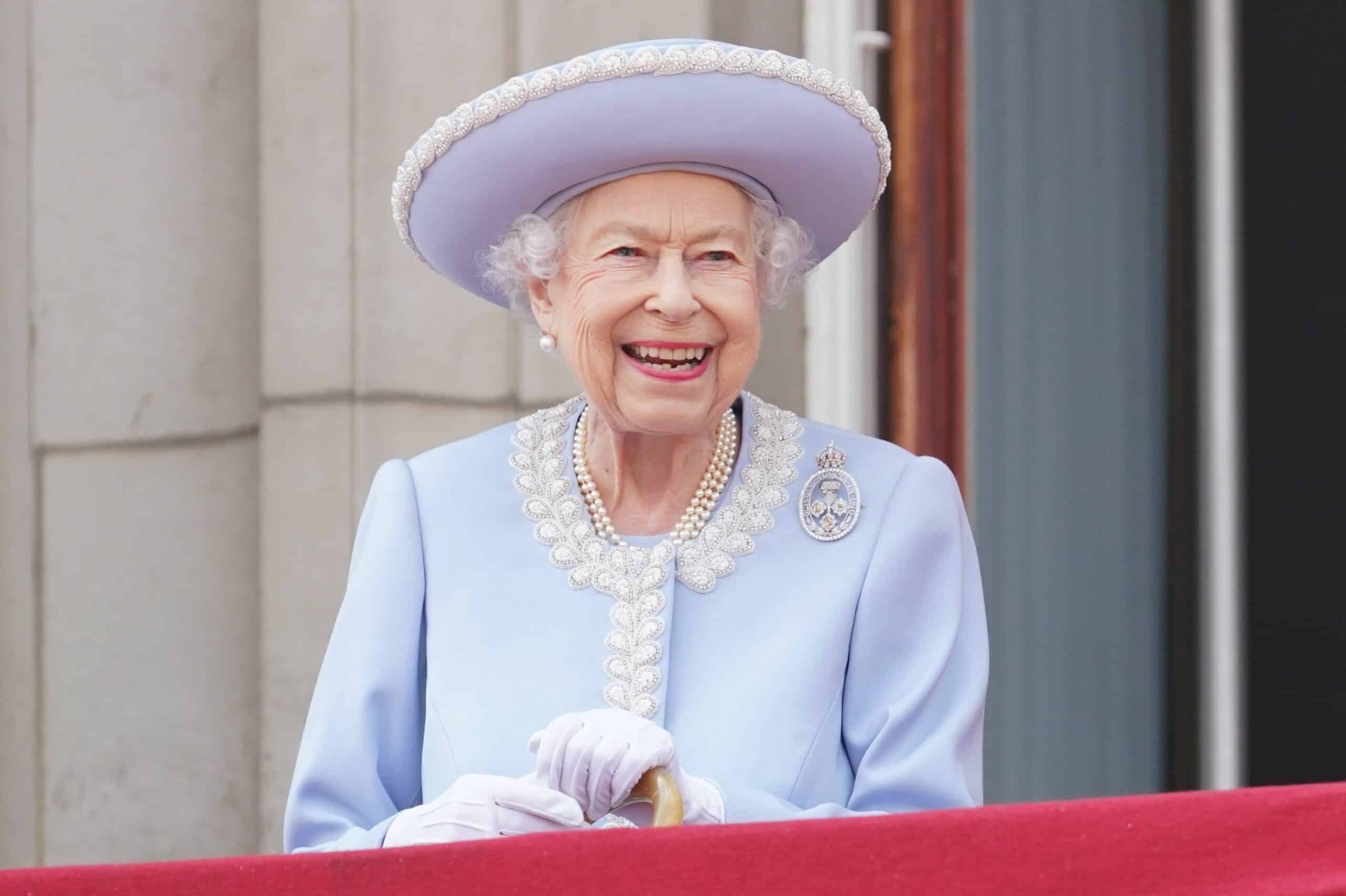 queen-elizabeth-ii-watches-from-the-balcony-of-buckingham-news-photo-1662662018
